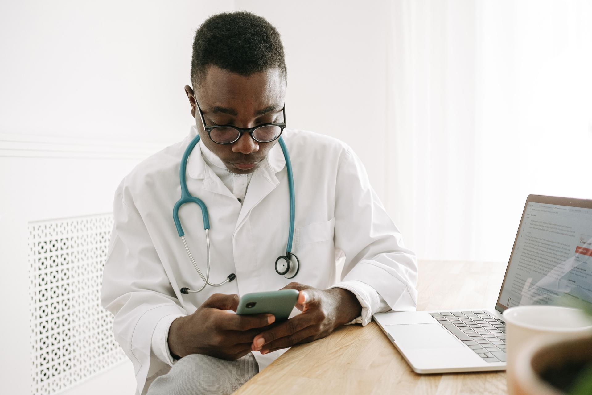 AI-driven MIRA Outperforms Doctors in Emergency Diagnostics