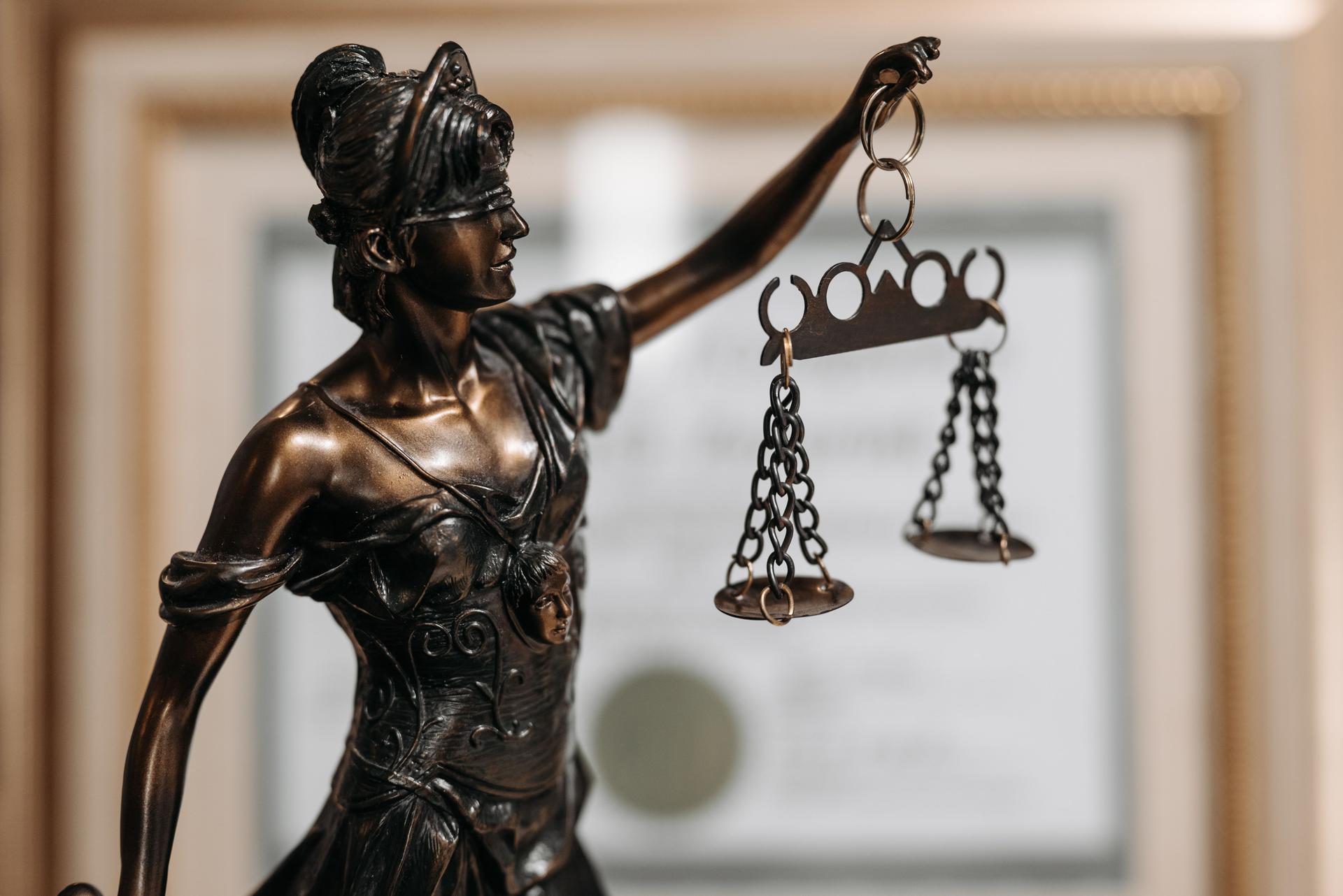 AI’s Ethical Pitfalls Prompt Law Firms to Consider Bans